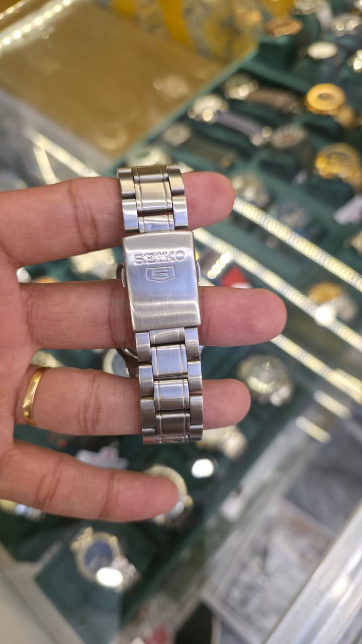 Seiko 5 Automatic blue dial watch with a stainless steel bracelet, model SNKK11K1. Size 39mm