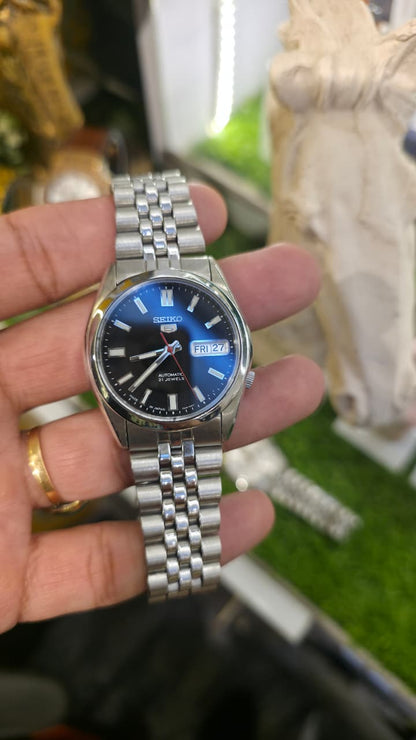 Seiko 5 (Reference 7S26-03B0 / SNKE87 variant)Movement: Seiko 7S26 automatic movement with 21 jewels