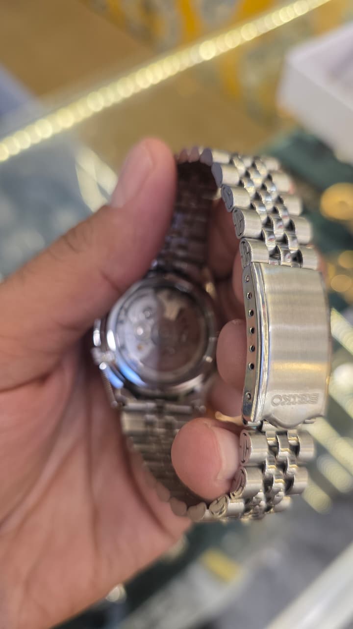 Seiko 5 (Reference 7S26-03B0 / SNKE87 variant)Movement: Seiko 7S26 automatic movement with 21 jewels