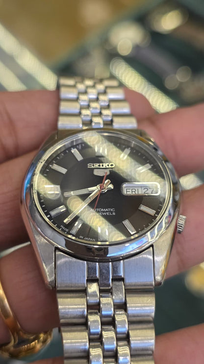 Seiko 5 (Reference 7S26-03B0 / SNKE87 variant)Movement: Seiko 7S26 automatic movement with 21 jewels